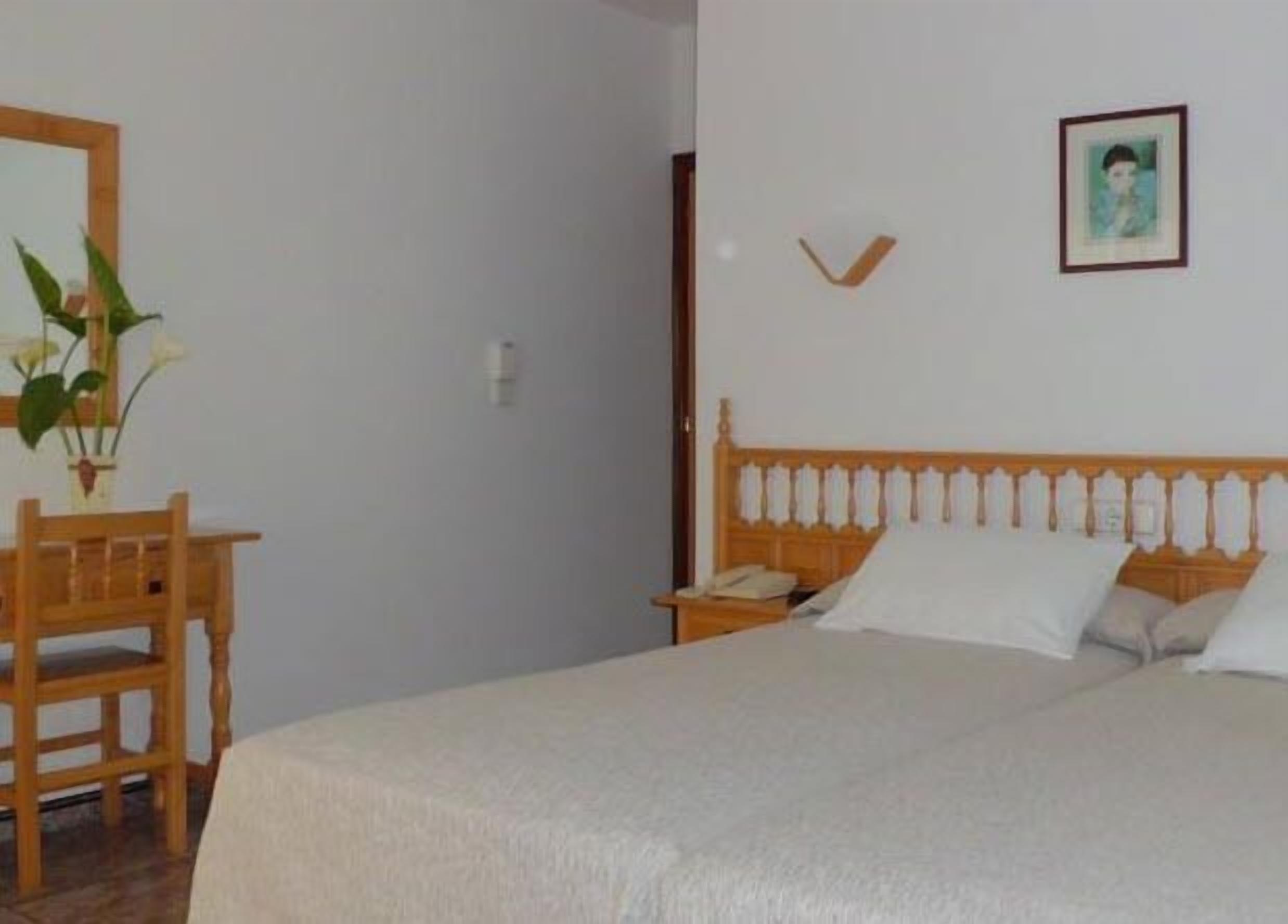 triple room | 1 bedroom, in-room safe, desk, cots/infant beds