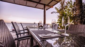 Aamiainen ja lounas; kansainvälinen keittiö, näkymät rannalle