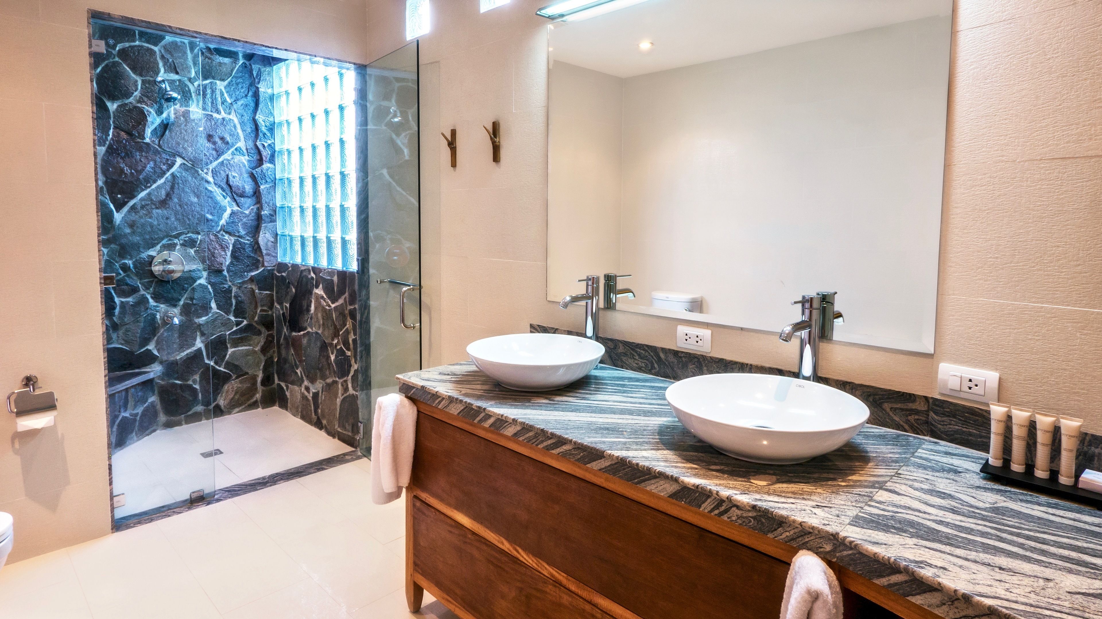 suite | minibar, in-room safe, individually decorated, individually furnished