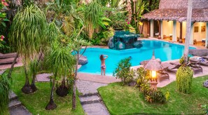 Outdoor pool, sun loungers - Atlantis Dive Resort Dumaguete (Dauin)