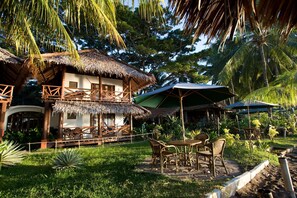 Se sirven desayunos y cocina internacional (con vistas a la playa) 
