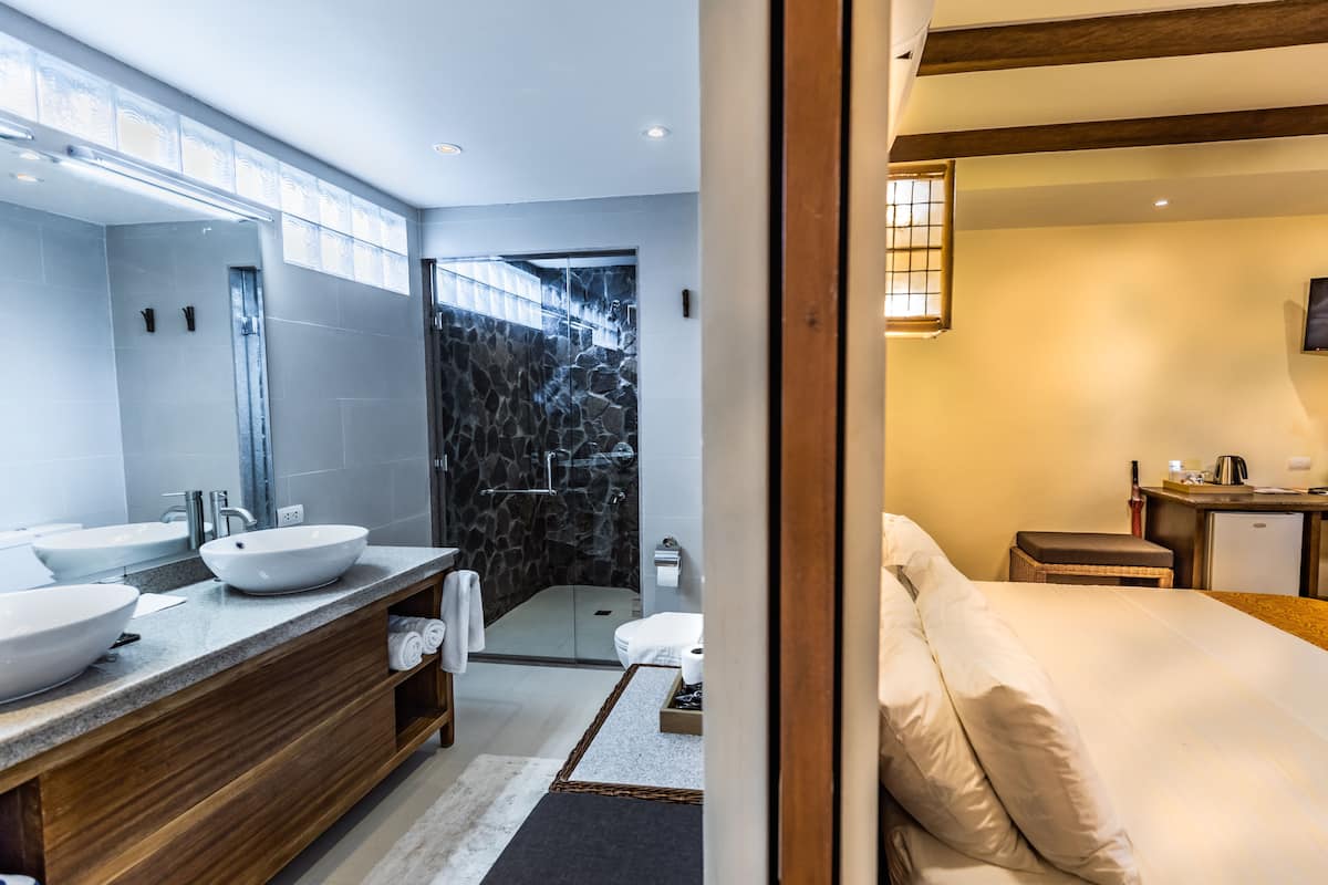 suite | bathroom | shower, free toiletries, towels