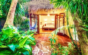 Deluxe Room | Minibar, in-room safe, individually decorated, individually furnished - Atlantis Dive Resort Dumaguete (Dauin)