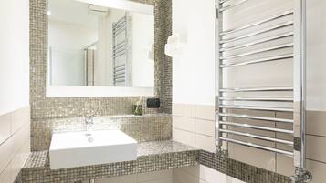 Double Room | Bathroom | Shower, free toiletries, hair dryer, towels