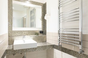 Double Room | Bathroom | Shower, free toiletries, hair dryer, towels - Cesar Vatican Rooms (Rome)