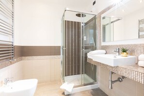 Tweepersoonskamer | Badkamer | Een douche, gratis toiletartikelen, een haardroger, handdoeken