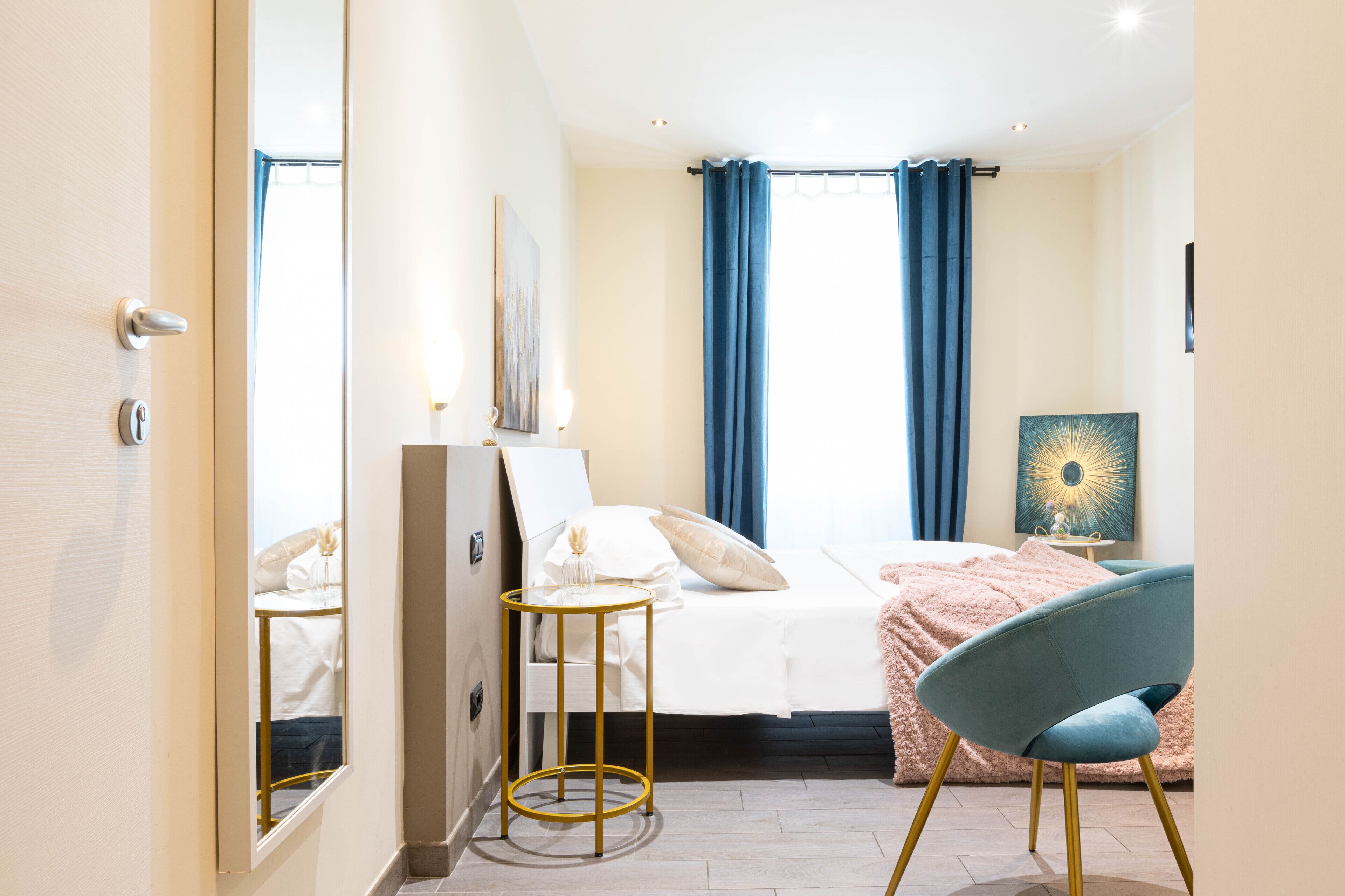 雙人房 | 房內夾萬、書桌、隔音、免費 Wi-Fi