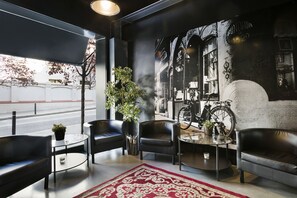 Lobby sitting area - Fira Centric Apartments by gaiarooms (Barcelona)