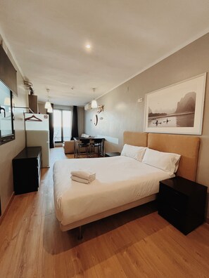 1 bedroom, premium bedding, individually furnished, desk - Fira Centric Apartments by gaiarooms (Barcelona)