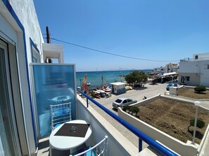 Studio, vue partielle sur la mer, en front de plage | Terrasse/Patio