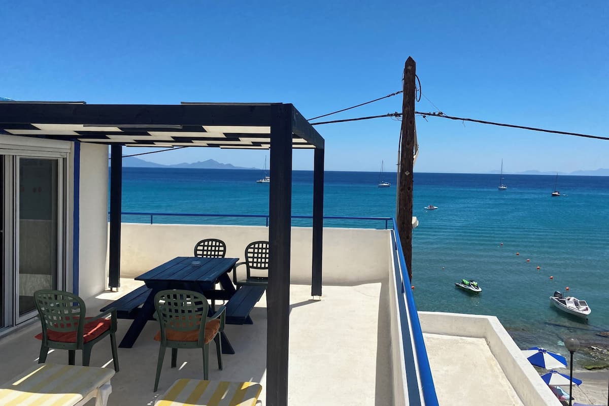 Penthouse, 1 slaapkamer, uitzicht op zee, aan het strand | Terras