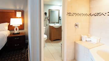 Habitació, 1 llit de matrimoni gran, no fumadors, banyera d'hidromassatge | Bany | Banyera, assecador de cabells i tovalloles