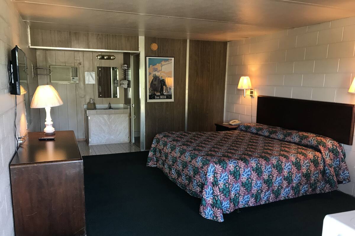 Standard Room, 1 King Bed | Desk, free WiFi