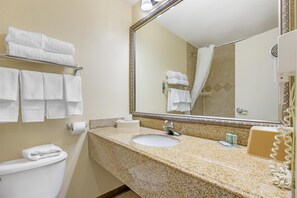 Gratis toiletartikelen, een haardroger, handdoeken
