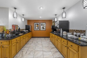 Petit déjeuner complet compris tous les jours