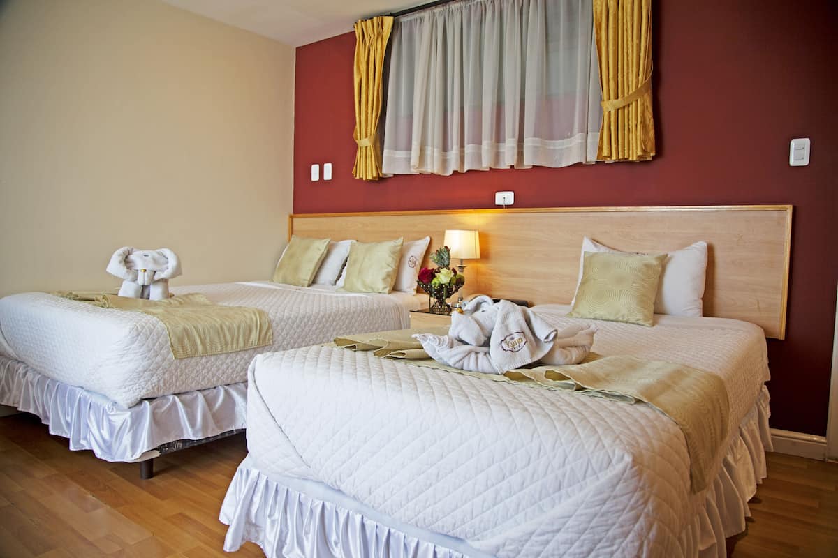 أغطية فراش متميزة وميني بار وخزنة داخل الغرفة ومكتب