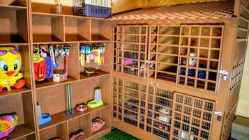 Una tienda de mascotas con varias jaulas y estantes llenos de artículos para animales.