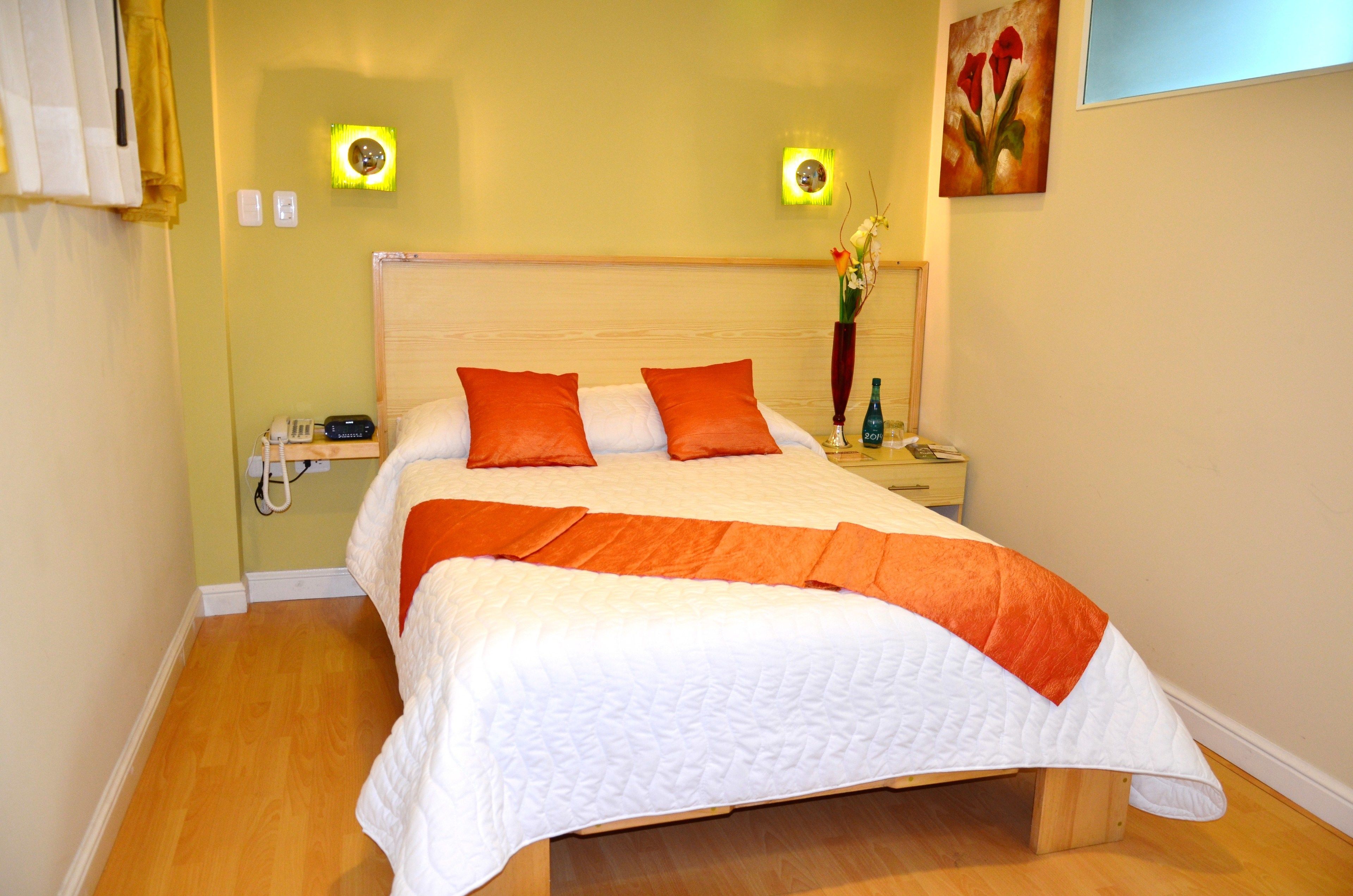 أغطية فراش متميزة وميني بار وخزنة داخل الغرفة ومكتب