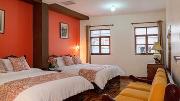 Ropa de cama de alta calidad, cubrecamas y minibar