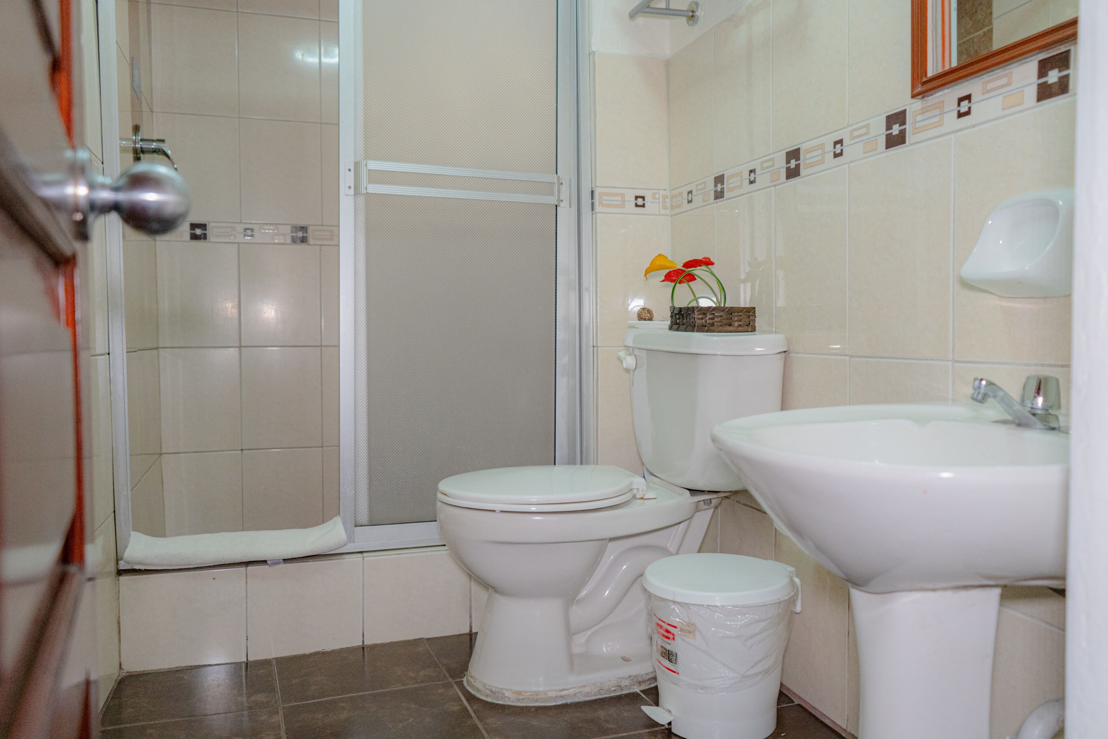 Un baño con inodoro, bidé y lavamanos.
