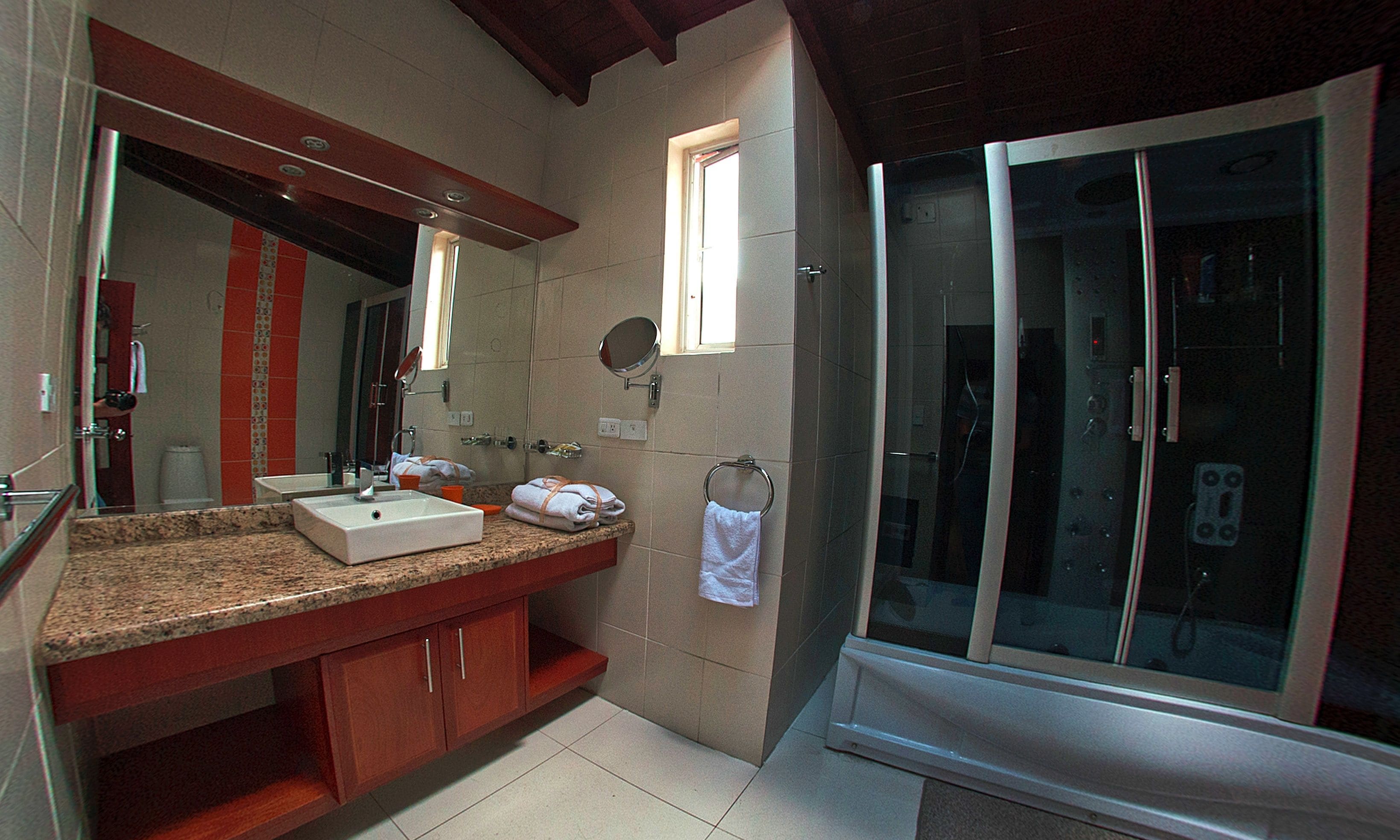 deluxe loft, 2 bedrooms | bathroom | hydromassage showerhead, free toiletries, hair dryer, towels