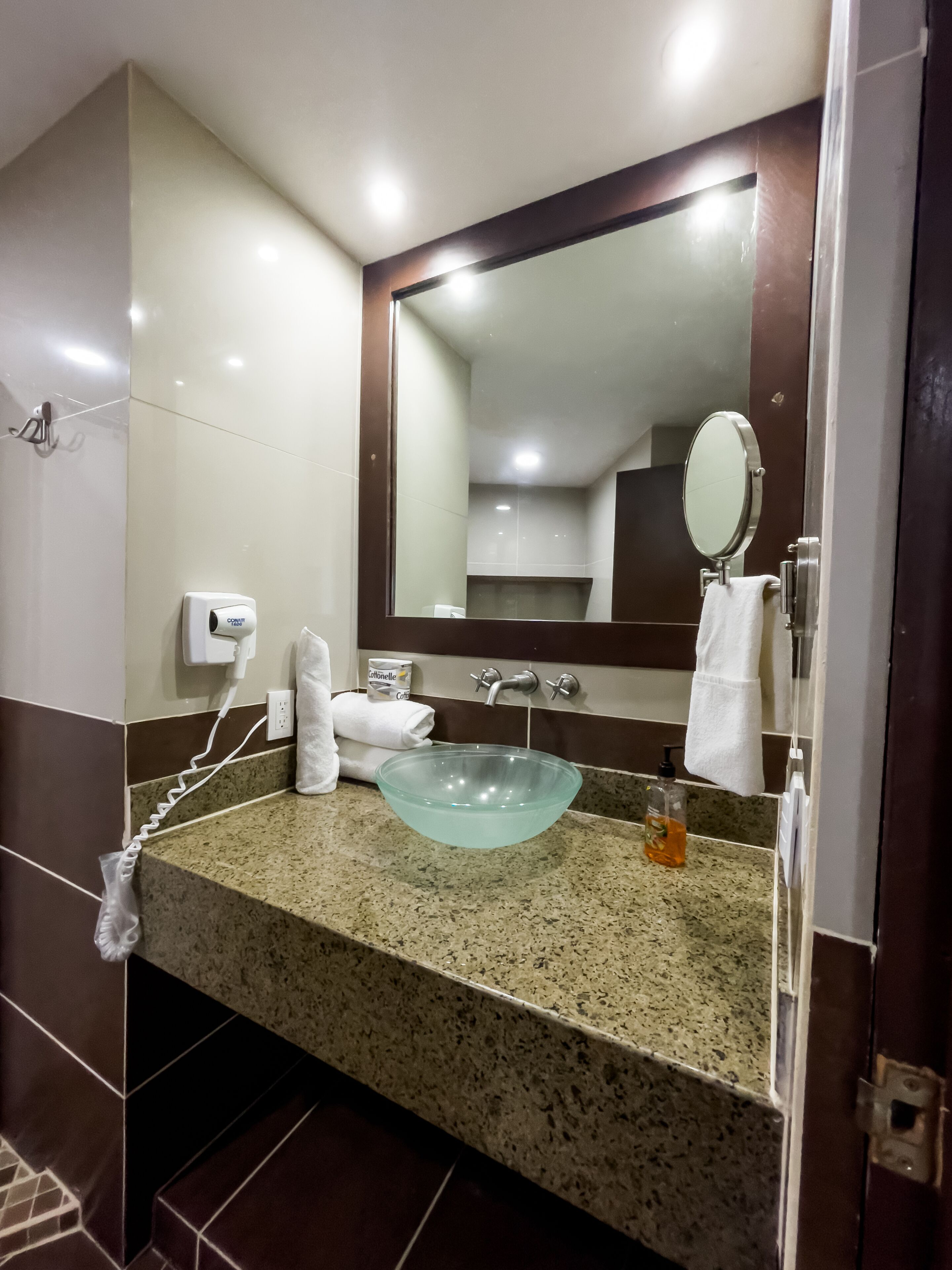 junior suite | bathroom | shower, free toiletries, towels