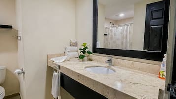 Double Room, Sea View | Bathroom | Shower, free toiletries, towels