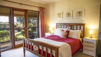 6 bedrooms, Egyptian cotton sheets, premium bedding, down duvets