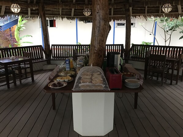 Outdoor dining - Vanuatu Holiday Hotel (Port Vila)