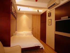 In-room safe, free WiFi - Mingle Place At The Eden (Hong Kong)