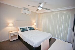 Skrivebord, wi-fi (inkludert) og sengetøy