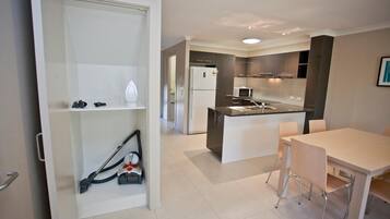 Full-sized fridge, microwave, oven, stovetop