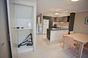 Refrigerador con freezer, microondas, horno, placa de cocina