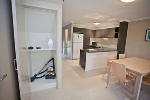 Full-size fridge, microwave, oven, stovetop