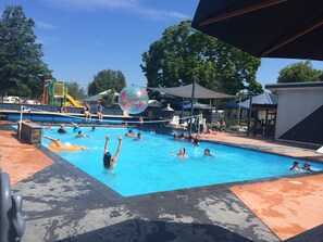 Udendørs pool, åben fra kl. 09.00 til kl. 17.00, parasoller, liggestole