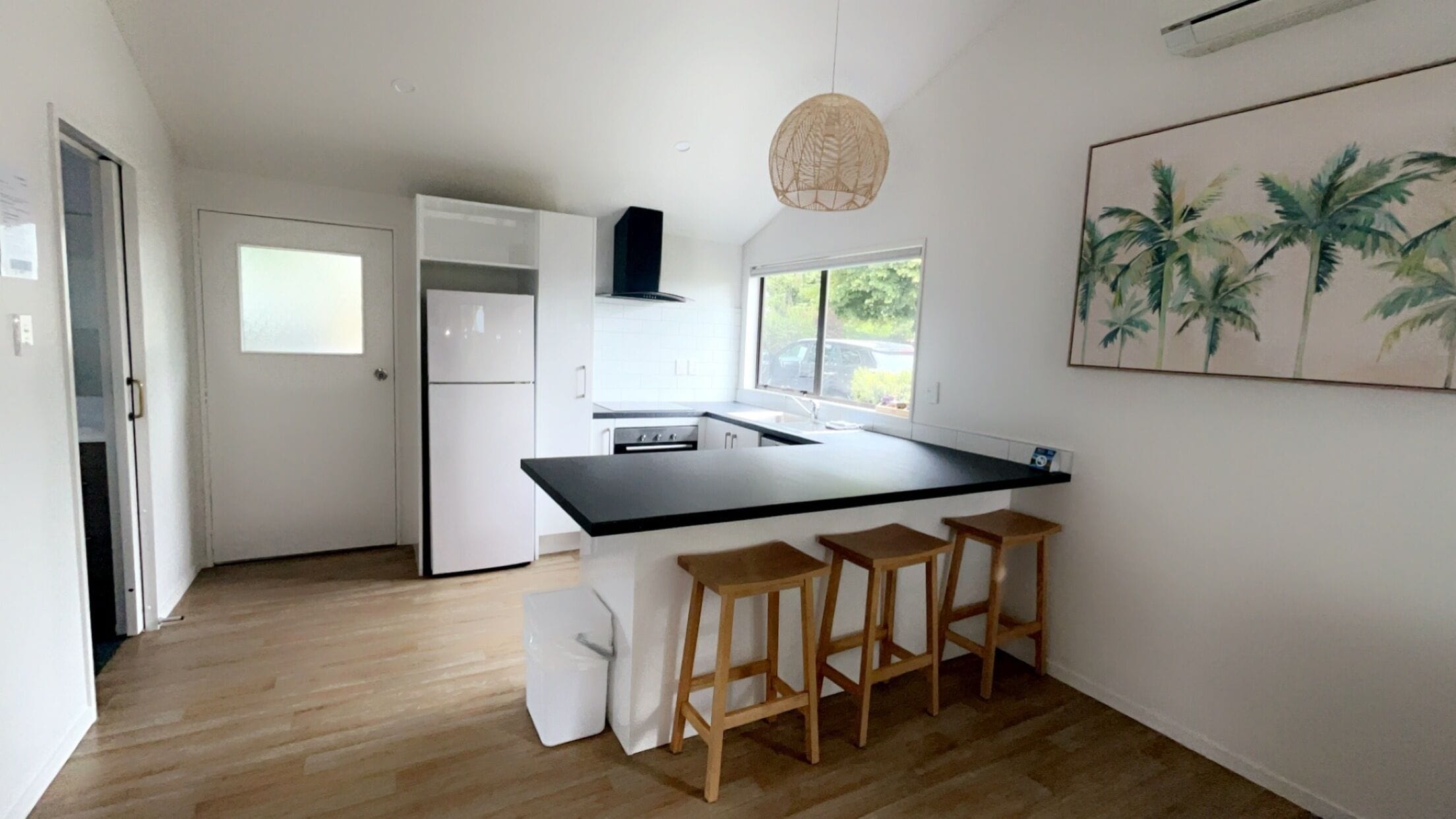 Deluxe kamer | Privékeuken | Een koelkast, een microgolfoven, een broodrooster, een kinderstoel