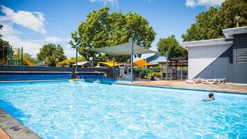 Piscina externa, funciona das 9h às 17h, guarda-sóis, espreguiçadeiras