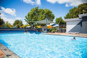 Outdoor pool, open 9 AM to 5 PM, pool umbrellas, pool loungers - Hastings Top 10 Holiday Park (Hastings)