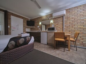 冰箱、微波炉、茶具/咖啡用具、电热水壶