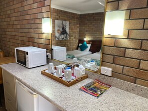 Family Room | In-room dining - City View Motel Warwick (Warwick)