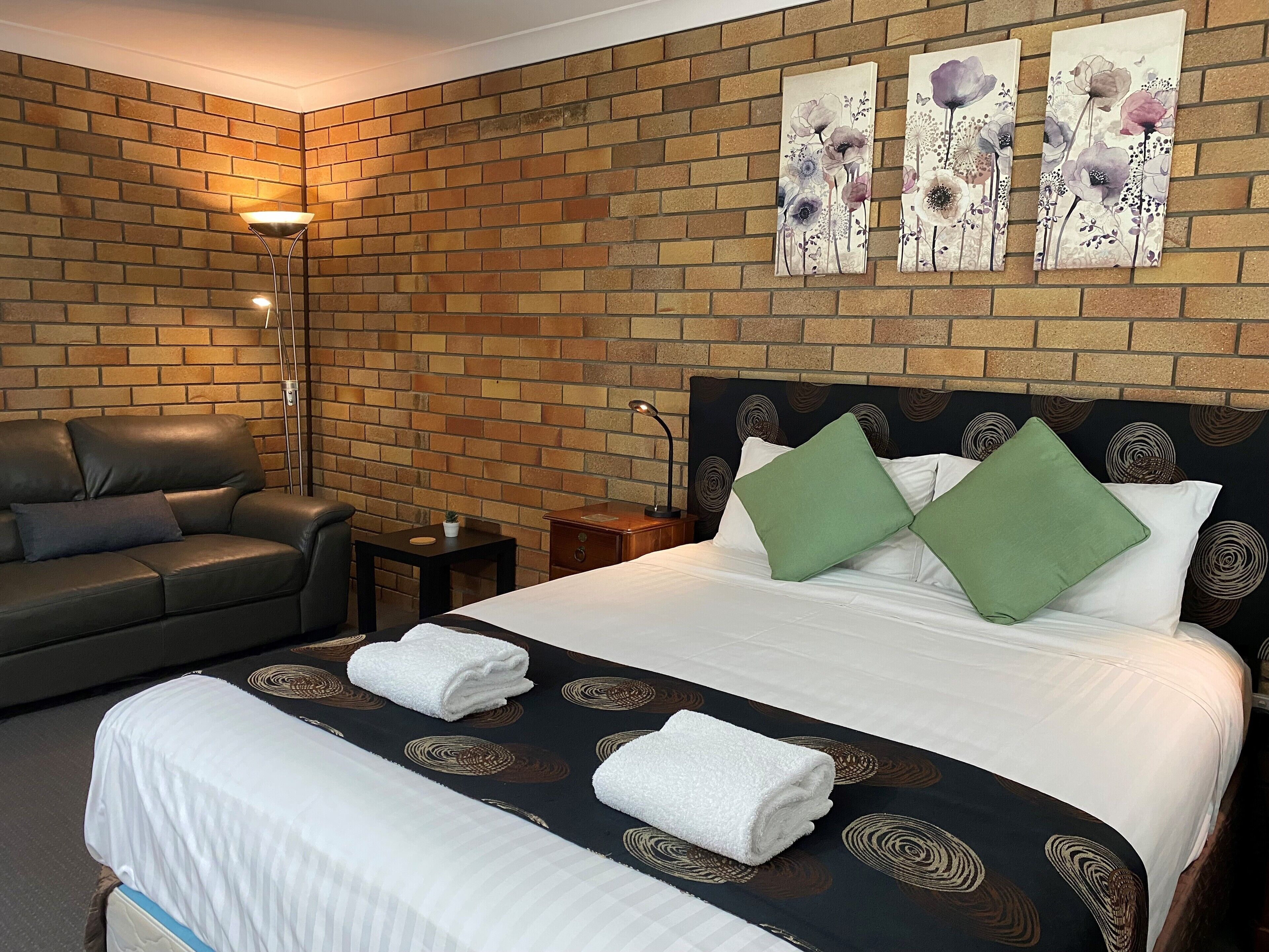 Deluxe Room (Single) | Premium bedding, down comforters, desk, laptop workspace