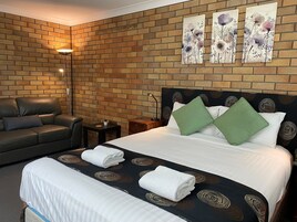 Deluxe Room (Single) | Premium bedding, down comforters, desk, laptop workspace