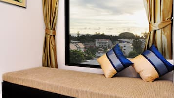 Habitación estándar con 1 cama matrimonial o 2 individuales | Área de sala de estar | Televisión LCD de 32 pulgadas con canales por cable y televisión