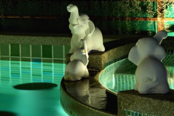 Piscina externa, funciona das 6h30 às 19h, espreguiçadeiras