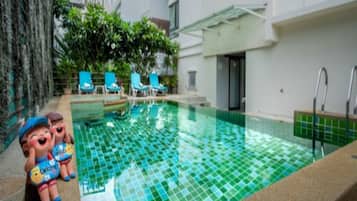 Hồ bơi ngoài trời, mở cửa từ 6:30 đến 19:00, ghế dài tắm nắng