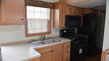 Cottage, Multiple Beds, Non Smoking, Kitchen (Loft) | Private kitchen | Fridge, microwave