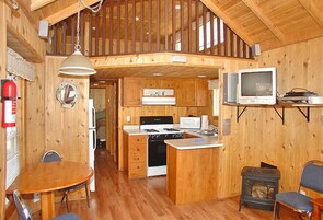 Televisión de pantalla plana, reproductor de DVD, mesa de ping pong