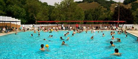 حمّام سباحة خارجي