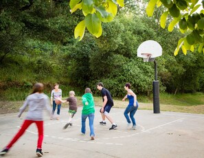 Basketball court - Morgan Hill RV Resort - Campsite (Gilroy)