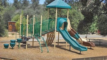 Área de juegos infantiles al aire libre